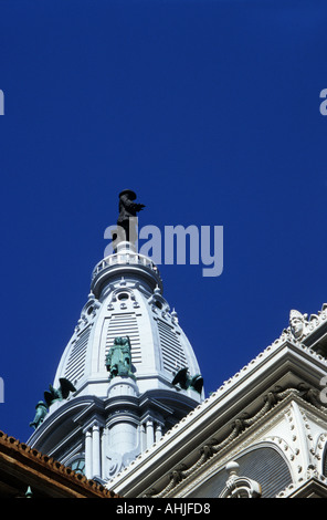 Blick auf das historische Rathaus mit Turm gekrönt von einer riesigen Statue von William Penn. Philadelphia, Pennsylvania, USA. Stockfoto