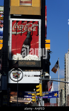 Coca Cola-Werbung, die älteste Anzeige am Times Square auf Gebäude im Zentrum des Times Square. New York, New York, USA. Stockfoto