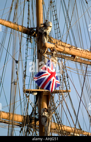 British ensign Detail auf Tall Ship Mast mit takelage - Upix Fotografie Stockfoto