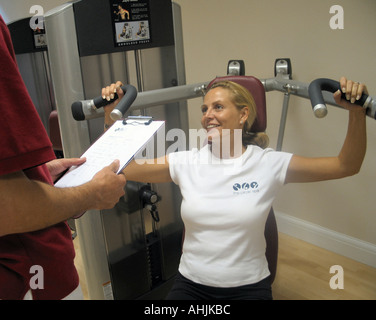 Frau eine persönliche Ausbildung in einem Fitnessstudio Stockfoto