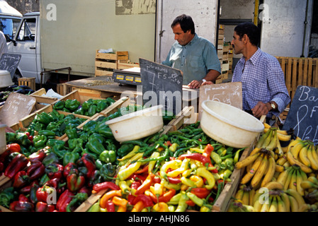 Männer arbeiten in Frucht und Pflanze Stall an der berühmten La Boqueria-Markt in Barcelona Katalonien Katalonien Cataluna SpainBarcelon Stockfoto