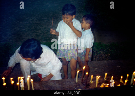 Sarnath Indien Buddhisten Beleuchtung Kerzen Kinder und Kerzen Stockfoto