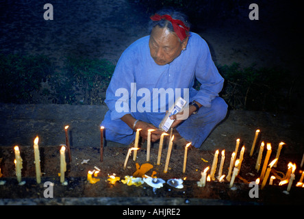 Sarnath Indien Buddhisten Kerzen anzünden Stockfoto