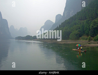 traditionelles Boot auf dem Li-Fluss Stockfoto