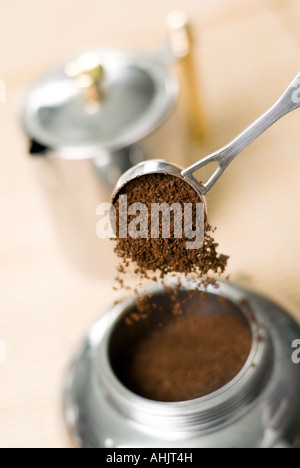 Gießen gemahlenen Kaffee Fokus darauf, in Kaffeemaschine. Geringe Schärfentiefe. Stockfoto