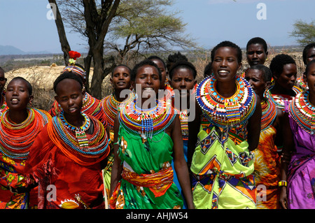 Massai-Frauen Tanz Tänzer Lächeln Kenia Stockfoto