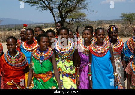 Massai-Frauen Tanz Tänzer Lächeln Kenia Stockfoto