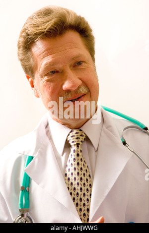 Porträt des kaukasischen männlichen Arzt Stockfoto