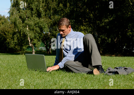 Unternehmer, die im Freien mit einem laptop Stockfoto