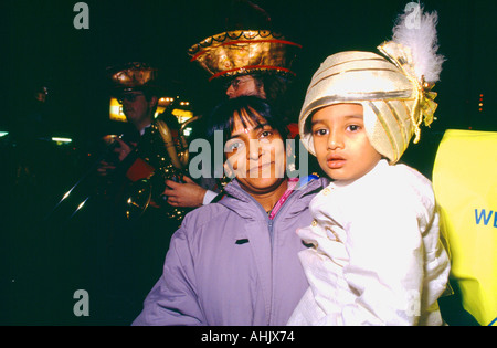 Wembley London Diwali Parade Kind mit Mutter Stockfoto