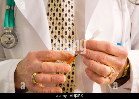Nahaufnahme der Arzt hält Insulin Spritze. Stockfoto