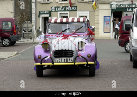 Brautpaar Citroën 2CV dekoriert Auto auf dem Dorfplatz in Frankreich Stockfoto