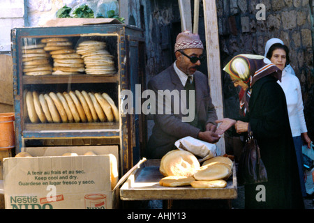 Jerusalem Israel Mann verkaufen Brot Stockfoto