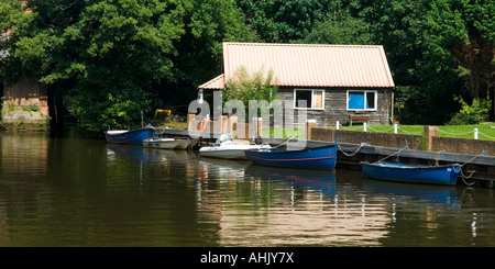 Boot Haus am Fluss Wey (Wey und Godalming Navigationen) in Guildford Surrey England UK Stockfoto