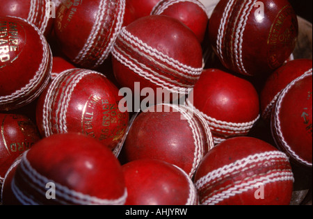 Nahaufnahme von Kricket Kugeln in einem Korb zum Verkauf an Portebello Road Market, London. Stockfoto