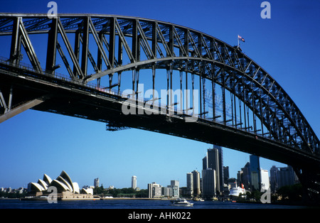 Weltberühmte Sydney Harbour Bridge mit Sydney Opera House, QE2 und Sydney Skyline darunter sichtbar. Sydney, NSW, Australien. Stockfoto