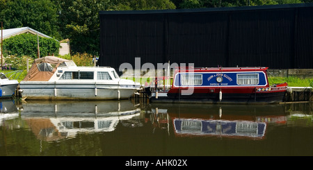 Boote vor Anker auf dem Fluss Wey (Wey und Godalming Navigationen) in Guildford Surrey England UK Stockfoto