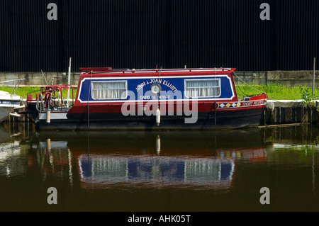 Boot vor Anker auf dem Fluss Wey (Wey und Godalming Navigationen) in Guildford Surrey England UK Stockfoto