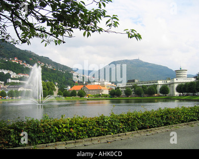 Sees Lille Lungegårdsvann in Bergen Norwegen mit einem Springbrunnen in der Mitte und Berg Ulriken im Hintergrund Stockfoto