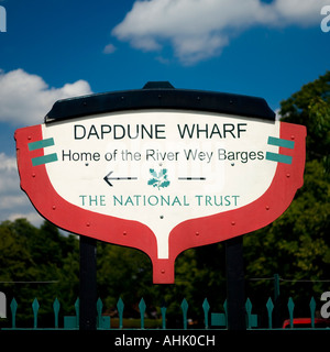 Dapdune Wharf - Haus von dem Fluss Wey Navigation Richtungszeichen Guildford Surrey UK Stockfoto