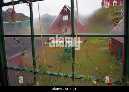 Zeigen Sie durch beschlagene Fenster des lokalen Museums außerhalb mit traditionellen Altbauten an Stadt Sisimiut in Grönland an Stockfoto