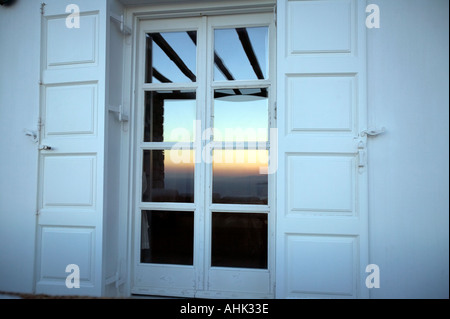 verschlossenen Tür mit reflektierten Sonnenuntergang in den Fenstern Stockfoto