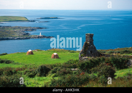 Heuwiesen und Steinofen eines verlassenen Hauses entlang einer felsigen Küste Sky Road in der Grafschaft Galway Connemara Irland Stockfoto