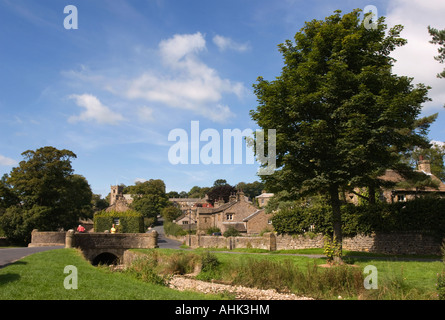 Dorf von Downham in East Lancashire mit Menschen auf der Brücke Stockfoto