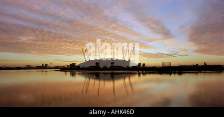 Der Millennium Dome bei Sonnenaufgang spiegelt sich in den Fluss Themse in London Stockfoto