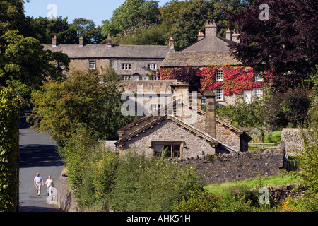 Ein Spaziergang durch das Dorf Downham in East Lancashire paar Stockfoto