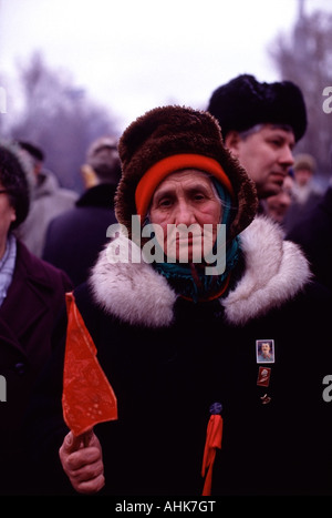 Ältere sowjetische Frau hält eine kommunistische Flagge bei einer kommunistischen Demonstration in Moskau, Russland-Foto von Chuck Nacke Stockfoto