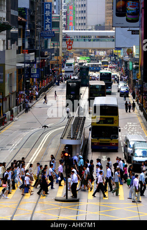 Überfüllten Fußgängerzone Zebrastreifen während der Mittagszeit Rush in Hong Kong, China Stockfoto