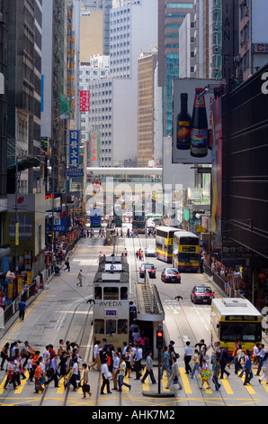 Überfüllten Fußgängerzone Zebrastreifen während der Mittagszeit Rush in Hong Kong, China Stockfoto