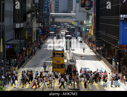 Überfüllten Fußgängerzone Zebrastreifen während der Mittagszeit Rush in Hong Kong, China Stockfoto