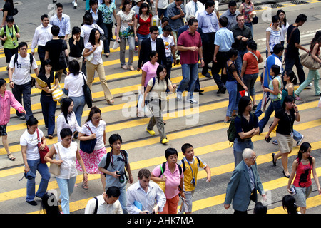 Überfüllten Fußgängerzone Zebrastreifen während der Mittagszeit Rush in Hong Kong, China Stockfoto