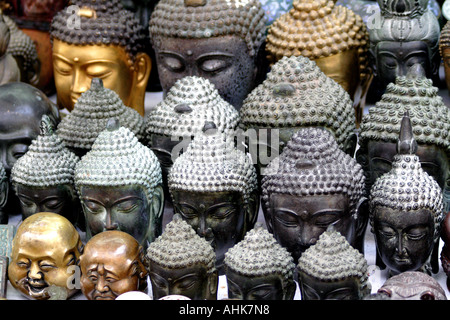 Reihen von Souvenir Buddha Köpfe, Cat Street Antikmarkt oberen Lascar Zeile, Hong Kong, China Stockfoto