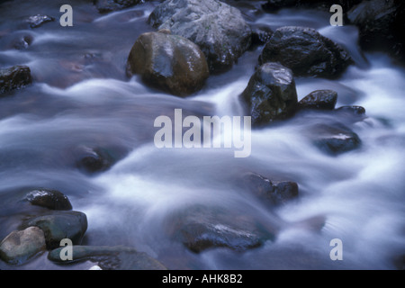 Wasser fließt über die Felsen Stockfoto