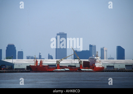 Containerschiff am Dock Stockfoto