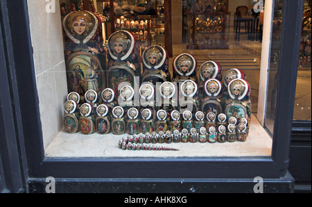 Russische Matroschka Puppen in einem smart Shop in Paris Verkauf von russischen Antiquitäten in der Nähe von St-Sulpice Stockfoto