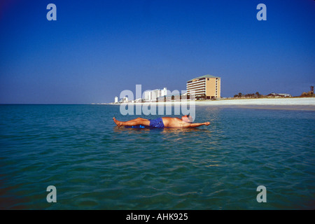 Schwimmend auf Luftmatratze im Beach Resort Stockfoto