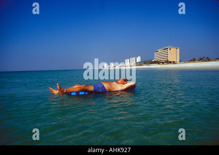 Auf Luftmatratze im Ozean schwimmen Stockfoto