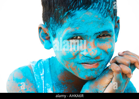 Indianerjunge bedeckt in blauen Pulver. Indien Stockfoto