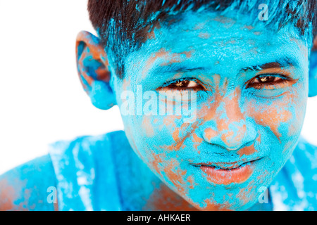 Indianerjunge bedeckt in blauen Pulver. Indien Stockfoto