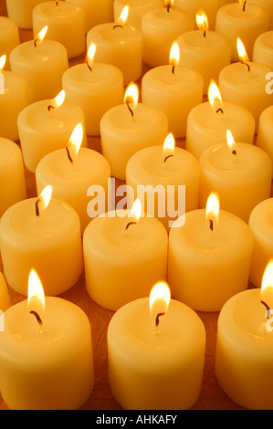 Kerzen brennen mit weichen glühende Flammen und Rauch neben konkreten