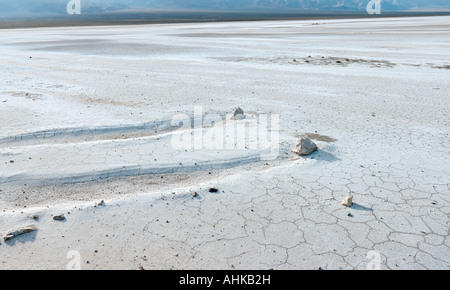 Wanderwege auf Salz flach verursacht durch Felsen bewegt durch den Wind in der Nähe von Ballarat Ghost Town Death Valley Nationalpark, Kalifornien Stockfoto