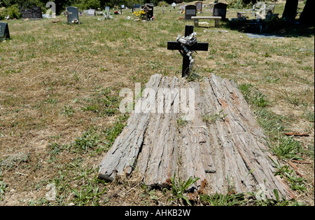 Holz bedeckte Grab an der historischen "Pioneer Cemetery" Julian Kalifornien USA Stockfoto