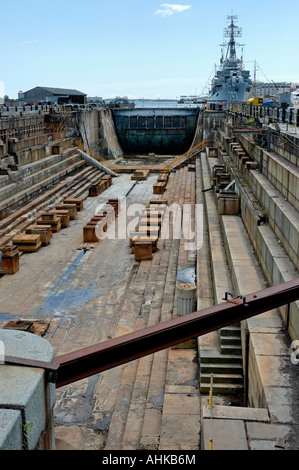 Dry Dock 1 mit USS Cassin Young im Hintergrund in Charlestown Navy Yard Boston Massachusetts, USA Stockfoto