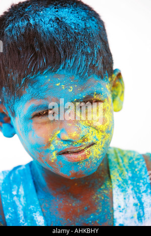 Indischen jungen bedeckt in blau hellgelbes Pulver. Indien Stockfoto