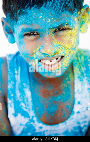 Indischen jungen bedeckt in blau hellgelbes Pulver. Indien Stockfoto