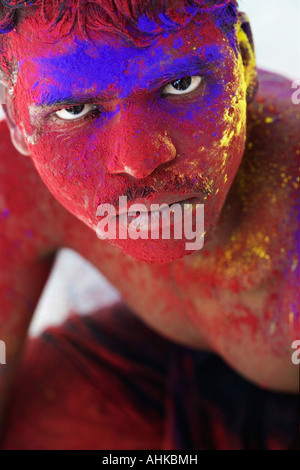 Indischen Jüngling bedeckt Farbpulver Farbe Porträt. Indien Stockfoto